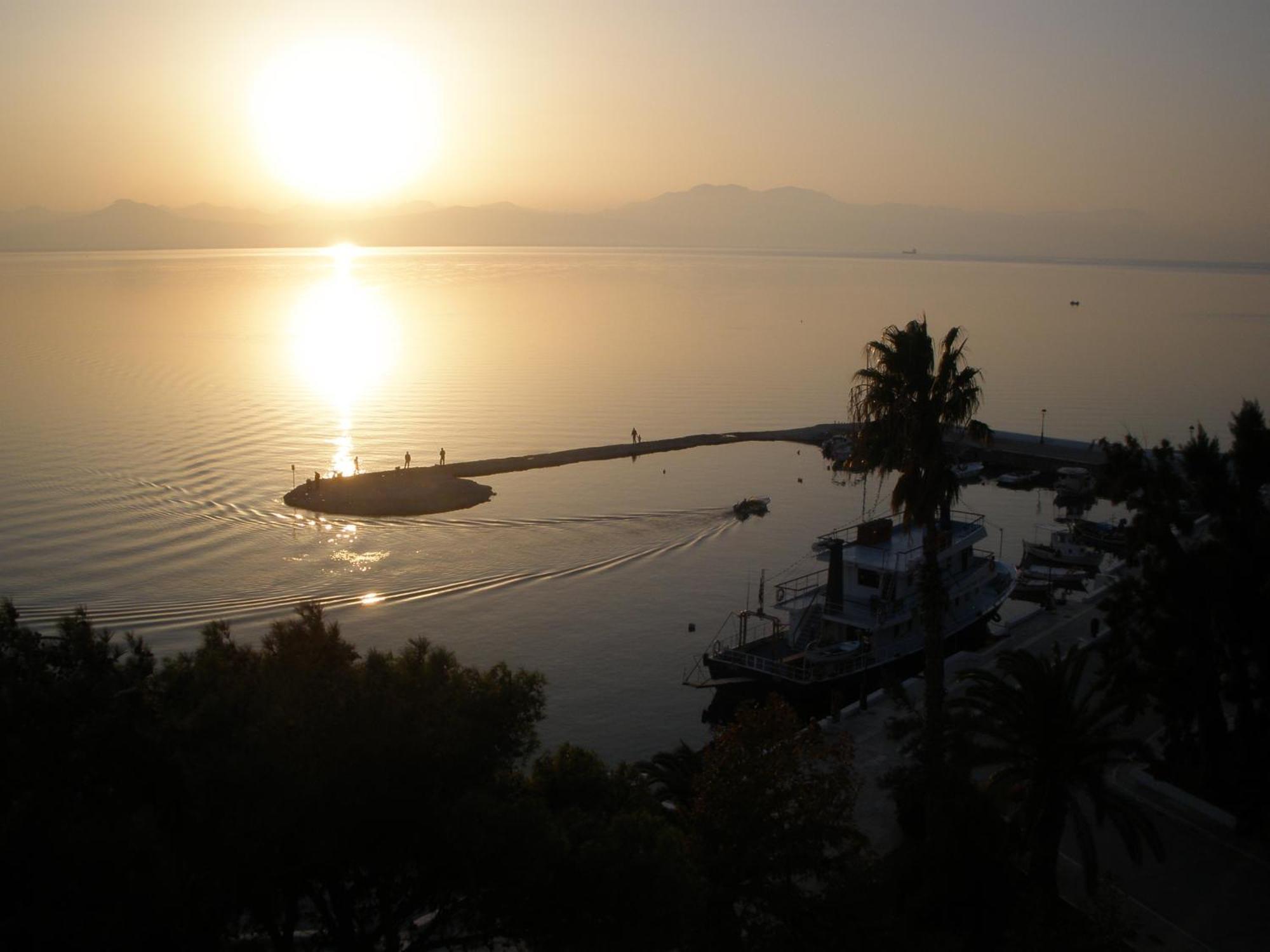 Hotel Akti Loutraki  Exterior photo